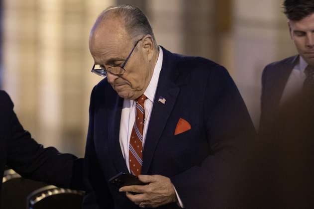 Giuliani, exabogado de Trump que enfrenta millonaria multa, se declaró en quiebra
