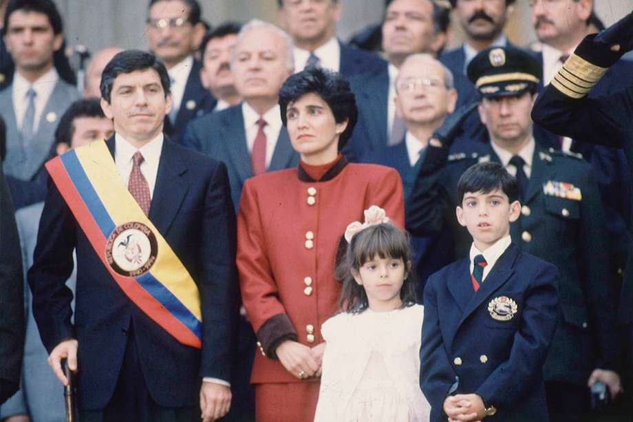 César Gaviria Trujillo, el día que asumió como jefe de Estado, junto a su esposa, Ana Milena, y sus hijos María Paz y Simón.