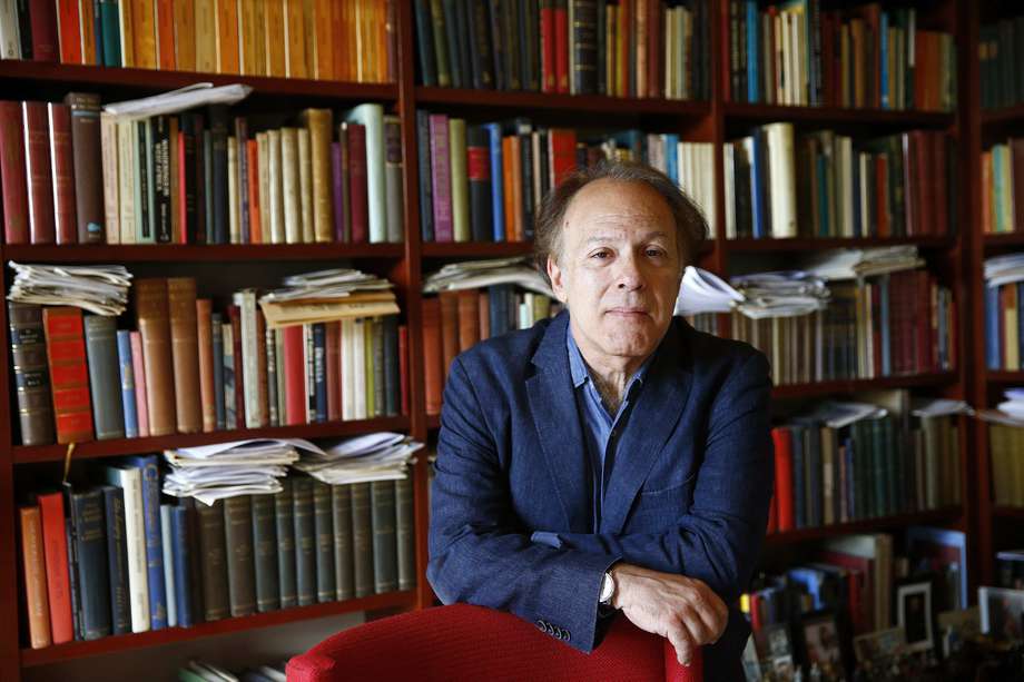 El escritor Javier Marías (1951-2022) murió el domingo pasado a los 70 años de edad. Aquí en su biblioteca en Madrid, 2015. 