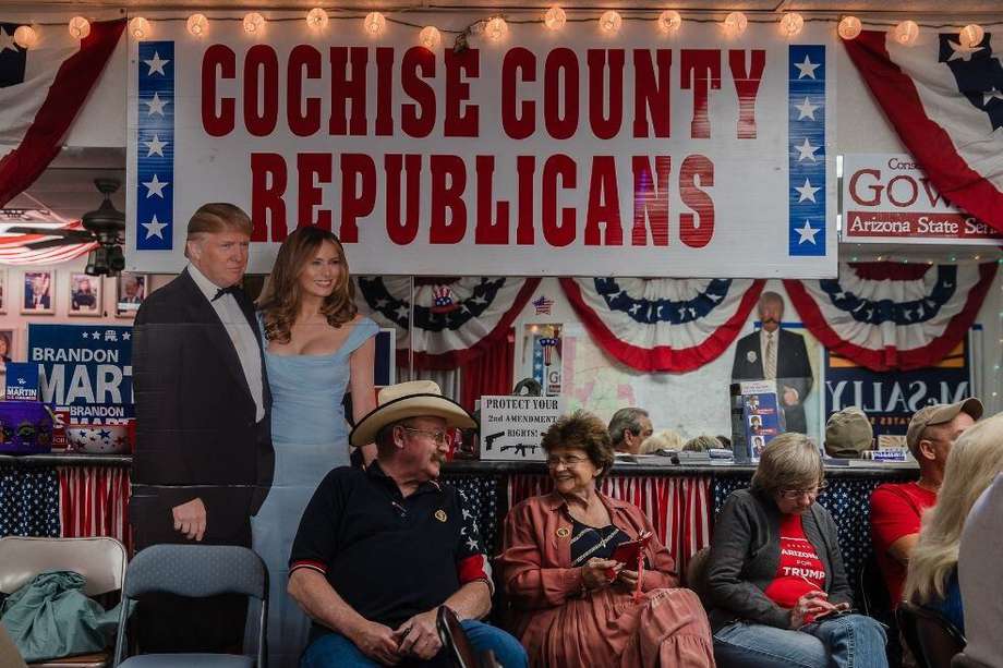 Partidarios del presidente de los Estados Unidos, Donald Trump, miran la televisión para ver los números que llegan en la sede republicana del condado de Cochise en Sierra Vista, Arizona.