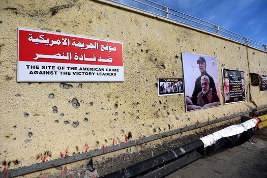 Afiches y obituarios en el sitio donde fue abatido el general iraní Qasem Soleimani por un dron estadounidense. / MURTAJA LATEEF / EFE