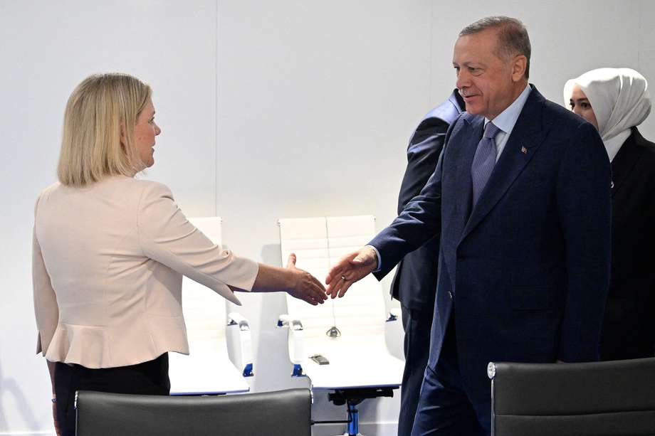 La primera ministra de Suecia, Magdalena Andersson (izquierda), le da la mano al presidente de Turquía, Recep Tayyip Erdogan, durante una reunión al margen de la cumbre de la OTAN en Madrid.