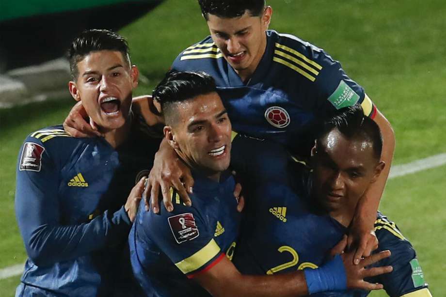Los jugadores de la selección de Colombia celebran el gol del empate 2-2 en Chile.