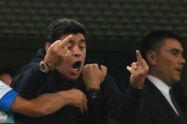 Maradona, protagonista en el palco de Nigeria-Argentina