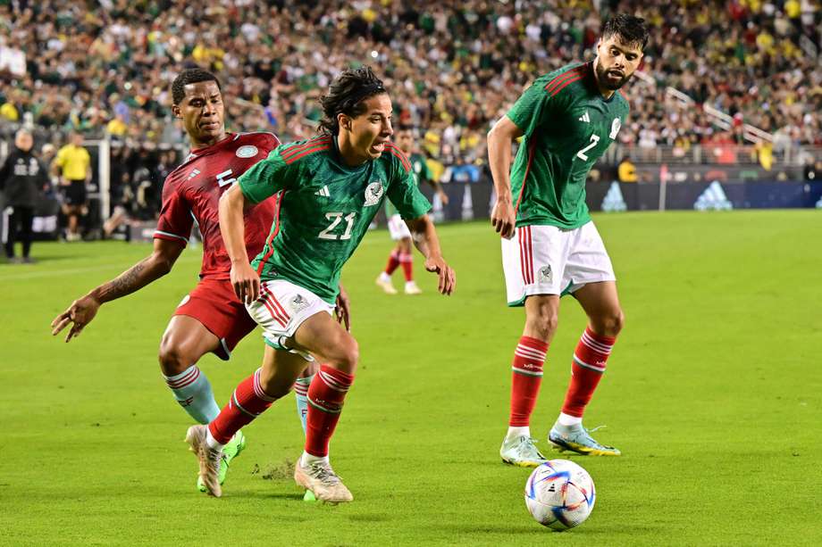 Wilmar Barrios persigue al mexicano Diego Lainez, en un amistoso que Colombia y México disputaron en Santa Clara, Estados Unidos.