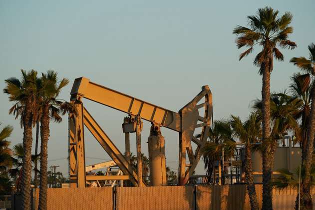 El petróleo cayó por tercer día ante preocupación por afectación de la demanda