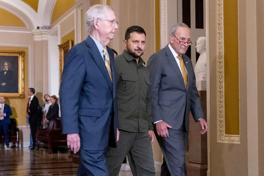 El presidente ucraniano Volodímir Zelenski (C) camina con el líder de la minoría del Senado de EE. UU. Mitch McConnell (I) y el líder de la mayoría del Senado de EE. UU. Chuck Schumer (D) antes de reunirse con miembros del Senado de EE. UU. en el Capitolio en Washington D. C.