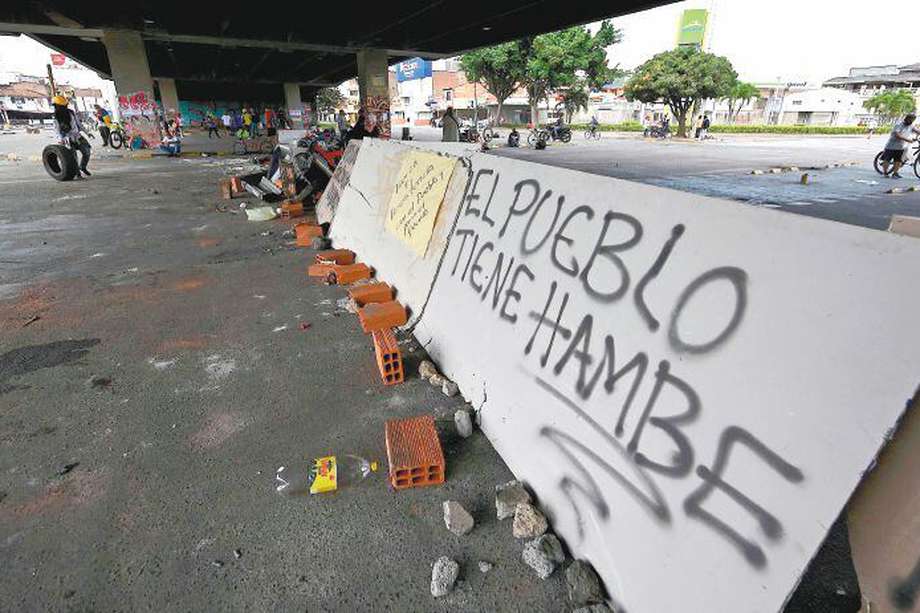 Vista de una barricada en la que se lee “El pueblo tiene hambre” durante una protesta contra el gobierno del presidente Iván Duque en Cali, Colombia, el 7 de mayo de 2021.
