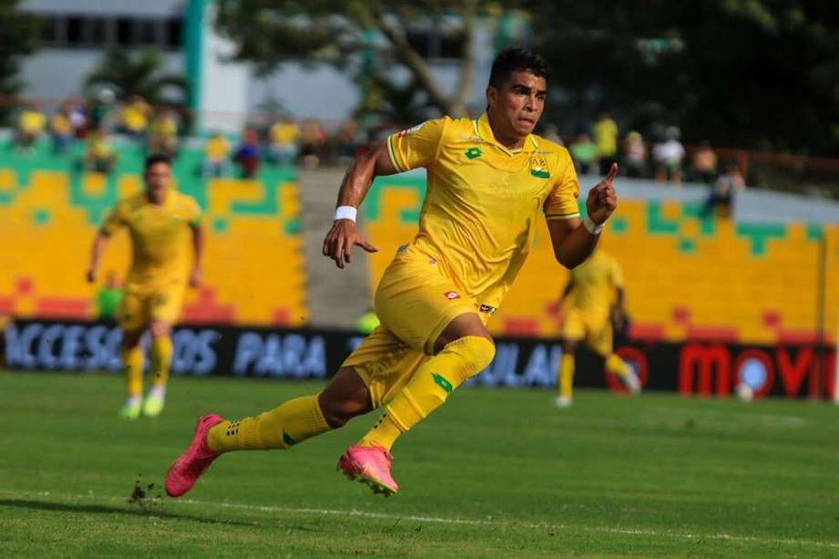 Misael Martínez anotó el primer gol de la goleada 3-0 de Bucaramanga sobre Jaguares.
