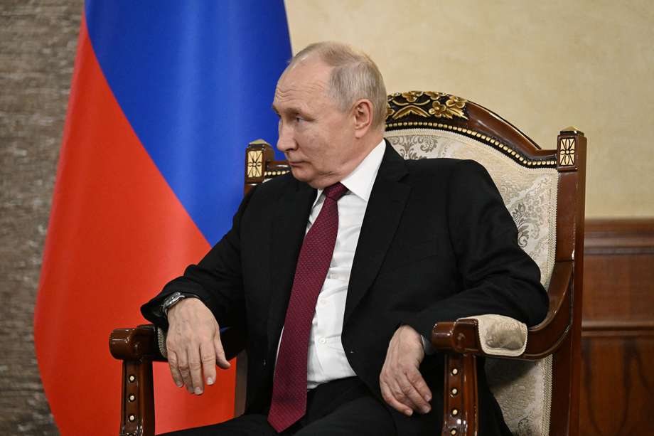 El presidente de Rusia, Vladimir Putin, asiste a una reunión con el presidente de Azerbaiyán en Bishkek.