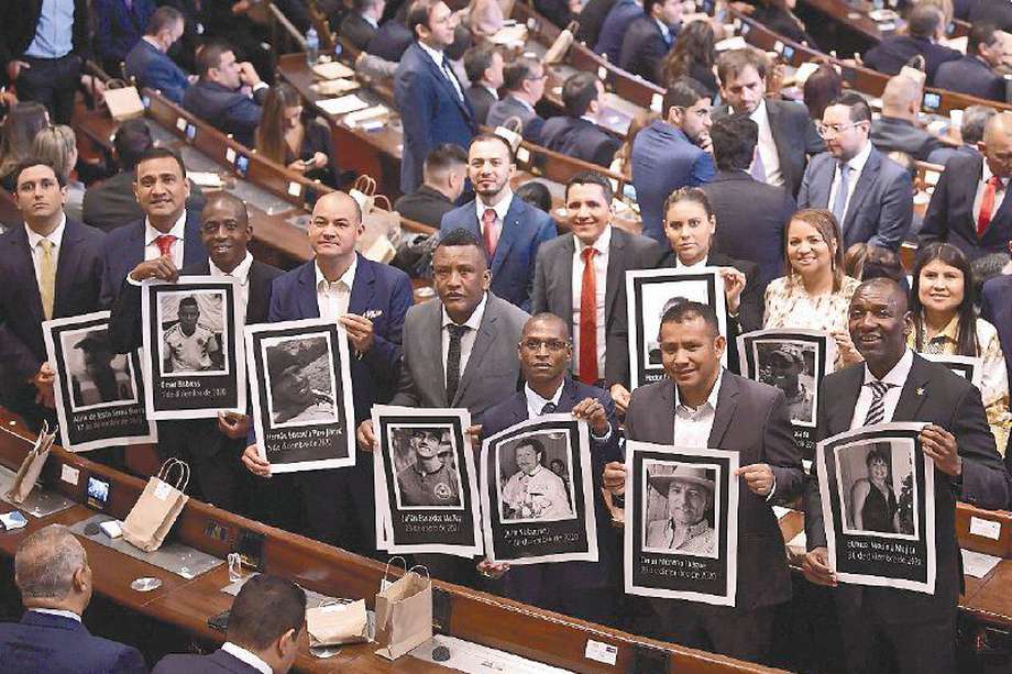 Foto de la instalación del Congreso el 20 de julio de 2022. Los representantes de las curules de paz llevaron imágenes de líderes asesinados.  / Mauricio Alvarado