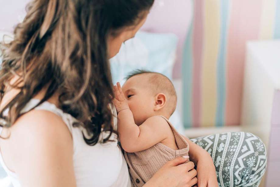 La OMS recomienda que los bebés consuman exclusivamente leche materna desde la primera hora de nacimiento hasta los seis meses, y luego se les alterne con otros alimentos hasta los dos años.