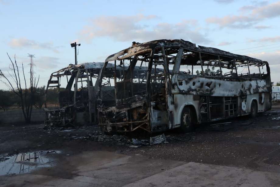 Cuatro de los seis buses quedaron completamente destruidos.