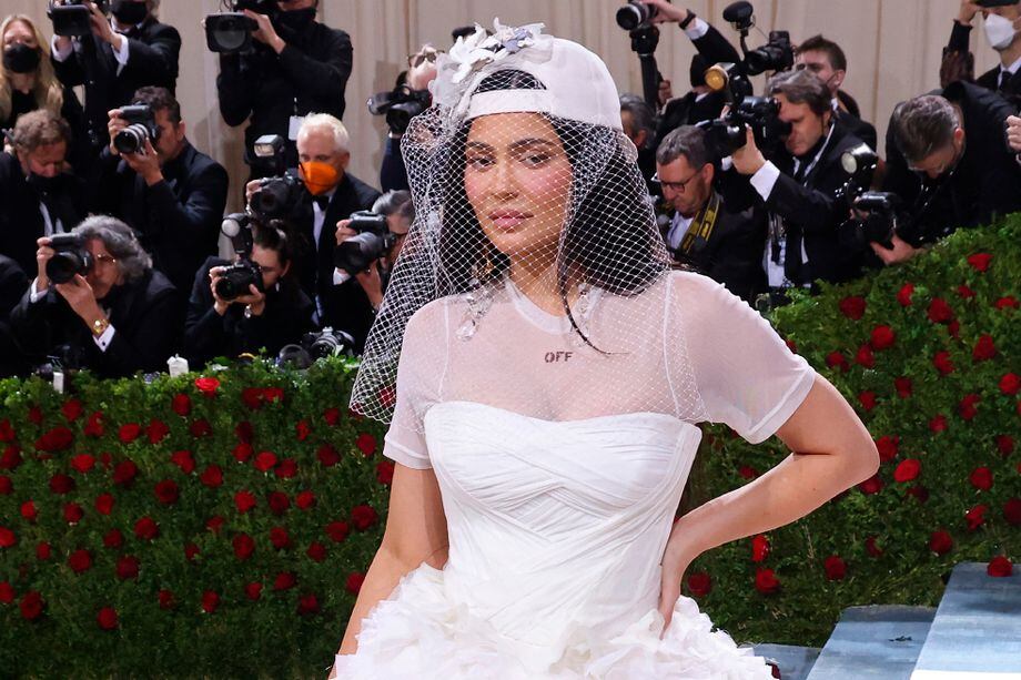 ¿Vestido de novia con gorra? Así lució Kylie Jenner en la Met Gala 2022