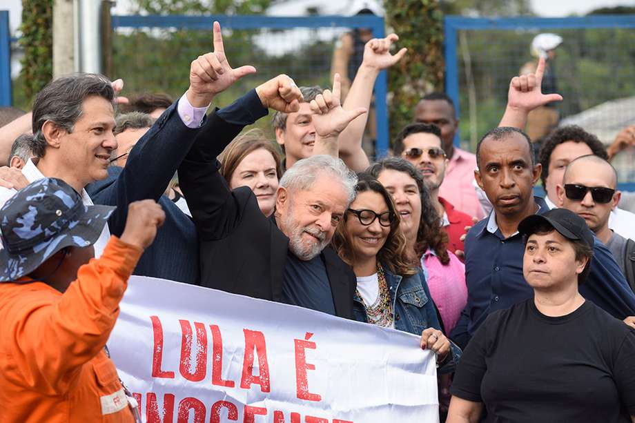 Momento de la liberación del expresidente Lula da Silva.  / AFP