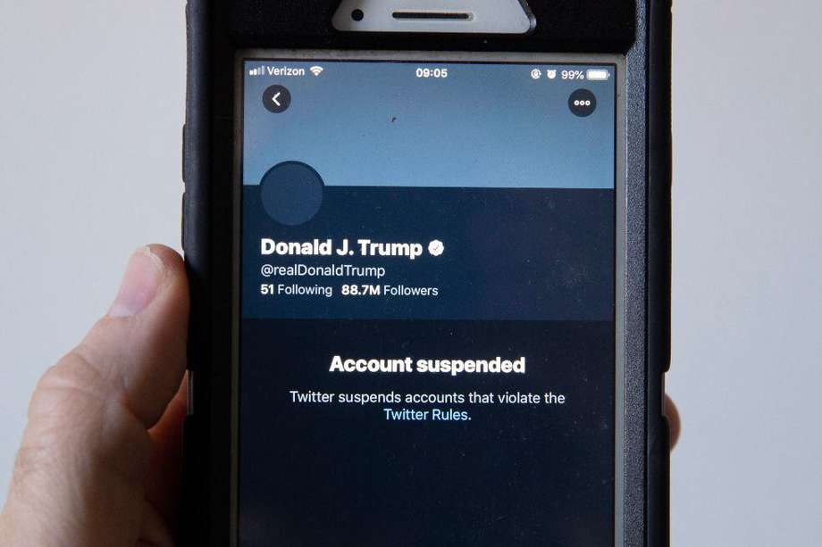 Twitter le canceló la cuenta a Donald Trump por publicar mensajes que incitan a la violencia.