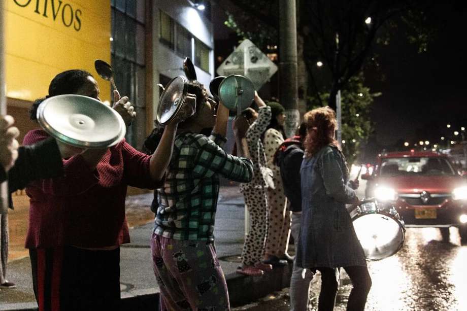 Cientos de personas salieron anoche a protestas con cacerolas por las calles de Bogotá.  / EFE
