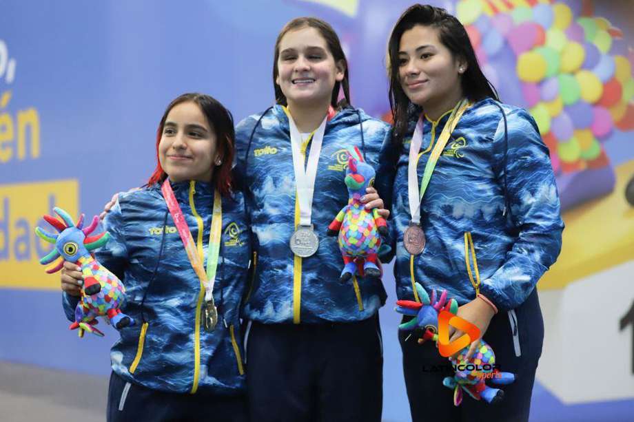 De izquierda a derecha: Sara Vargas, Sharit Yunke y Maira Duarte, en uno de los tres podios colombianos que se obtuvieron en paranatación.