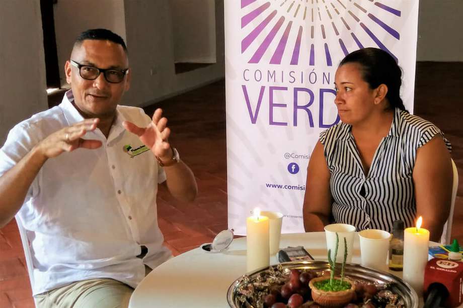 El paramilitar Uber Banquez, “Juancho Dique”, junto a la líder de víctimas de El Salado, Yirley Velazco.   / Cortesía: Comisión de la Verdad