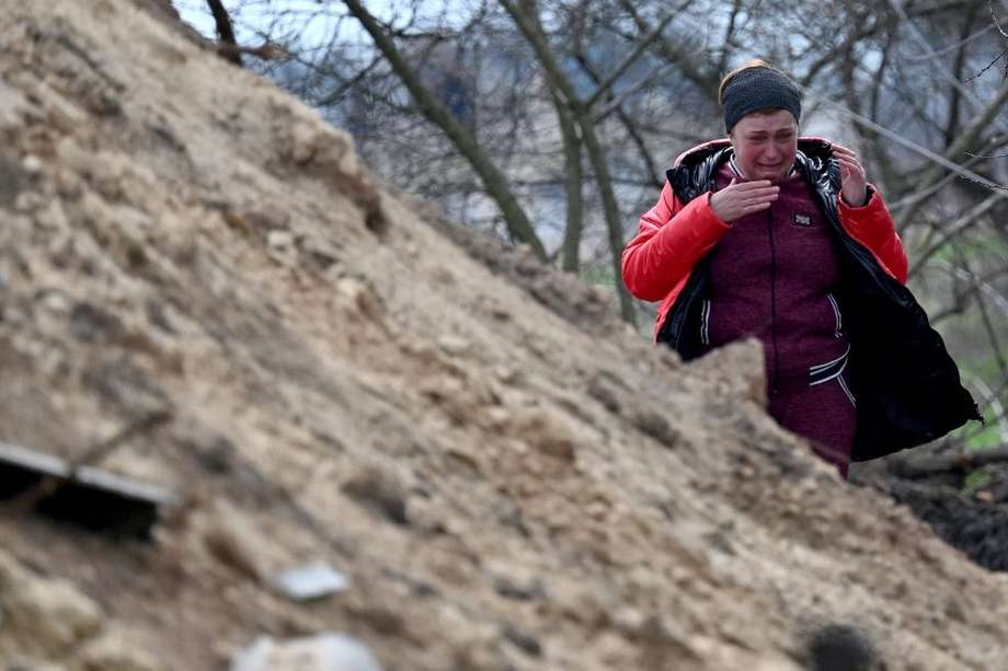 Una ucraniana reacciona a la exhumación de la tumba de uno de sus familiares en el pueblo de Andriivka, región de Kiev.
