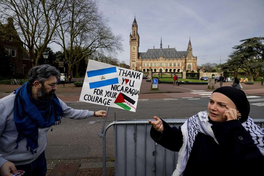 - Personas protestan frente a la Corte Internacional de Justicia (CIJ), antes de la audiencia en el caso que Nicaragua interpuso contra Alemania por la ayuda financiera y militar que el país europeo brinda a Israel y el levantamiento de subsidios a la organización de ayuda UNRWA, en El La Haya, Países Bajos, 8 de abril de 2024.
