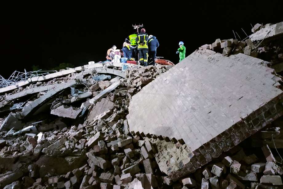 Un equipo de construcción de 75 personas se encontraba en el lugar en el momento del derrumbe.