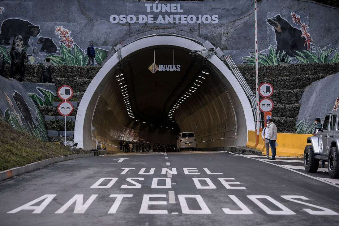 El túnel de La Línea se encuentra ubicado en medio de la Cordillera Central, entre los municipios de Calarcá (Quindío) y Cajamarca (Tolima), en el corredor vial que comunica a Buenaventura con Bogotá.