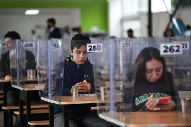 En imágenes: Estudiantes de algunos colegios de Bogotá vuelven a las aulas en modelo de semipresencialidad