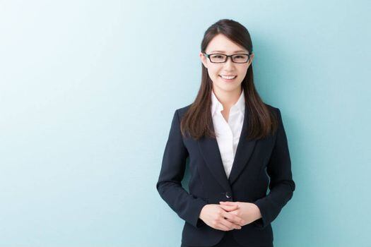 La razón por la cual las japonesas no pueden llevar gafas a la oficina es meramente estética.  / Getty