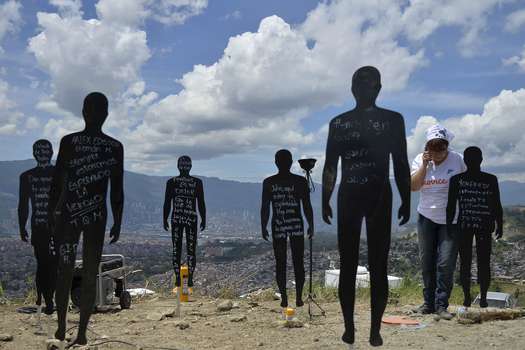 En 2015, familiares de víctimas de desaparición forzada participaron en una ceremonia simbólica por sus seres queridos en "La Escombrera", lugar que hoy es objeto de las medidas cautelares. AFP PHOTO / RAUL ARBOLEDA