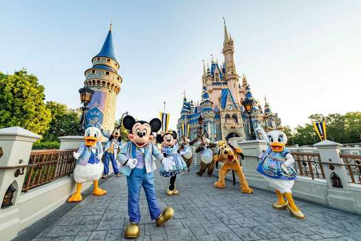 Mickey Mouse y Minnie Mouse son los anfitriones de la "Celebración más mágica del mundo" en honor al 50º aniversario de Walt Disney World Resort en Lake Buena Vista, Florida.