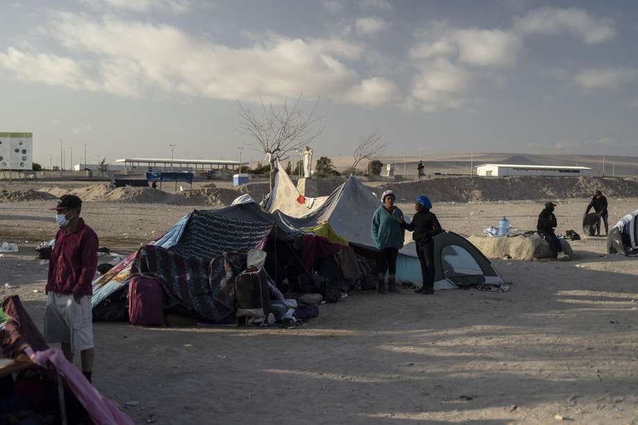 A mediados de abril, decenas de migrantes permanecieron varados en el paso fronterizo entre Chile y Perú.

