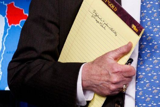 El consejero de Seguridad Nacional de EE. UU., John Bolton, expuso los apuntes de su libreta, aparentemente de forma accidental, ante la prensa.  / AP
