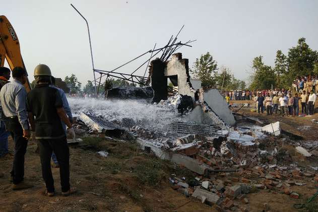 Explosión en fábrica de fuegos artificiales en India causa 25 muertos