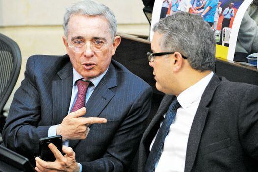 Álvaro Uribe Vélez junto a Iván Duque en sus tiempos como senador.  / Archivo El Espectador