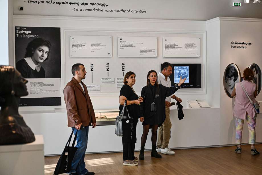Los visitantes se encuentran en una de las salas del Museo María Callas, durante la inauguración oficial en el centro de Atenas, el 25 de octubre de 2023.