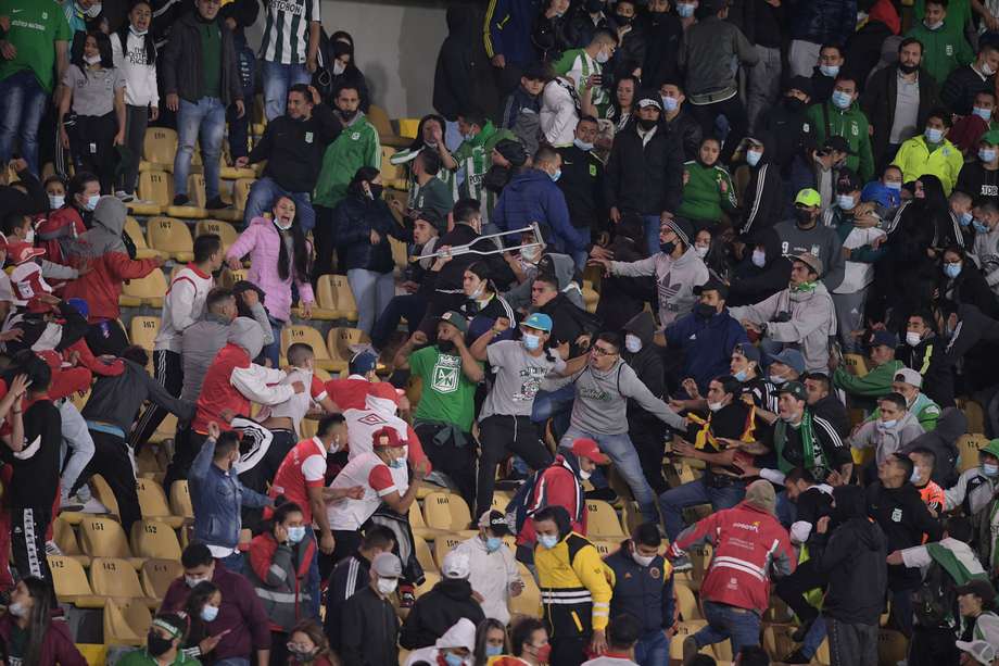 Enfrentamiento entre hinchas de Independiente Santa Fe y Atlético Nacional; Primer partido con público tras la pandemia por Covid-19 en el estadio El Campín en agosto de 2021.