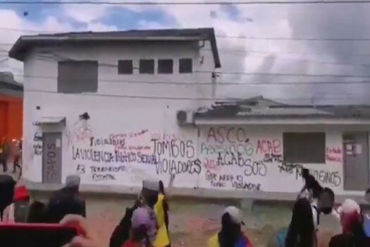 Desde temprano, miles de personas se manifestaban frente a la URI de la capital del Cauca, donde, presuntamente, miembros de la policía habrían abusado de una menor de edad.