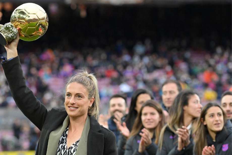 Alexia Putellas ofreció su balón en el Camp Nou.
