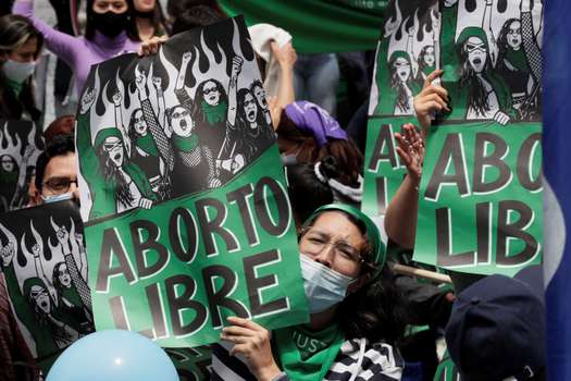 Colectivos feministas se reunieron frente a la sede de la Corte Constitucional para recibir el fallo que despenalizó el aborto en Colombia hasta la semana 24. EFE/ Carlos Ortega

