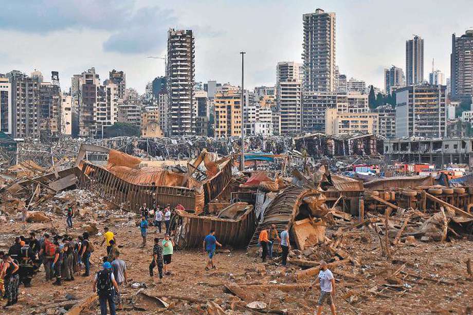 Así quedó el puerto de Beirut, el 4 de agosto de 2020, tras la potente explosión que arrasó con media ciudad. Hoy las cosas no lucen muy diferentes.  / AFP