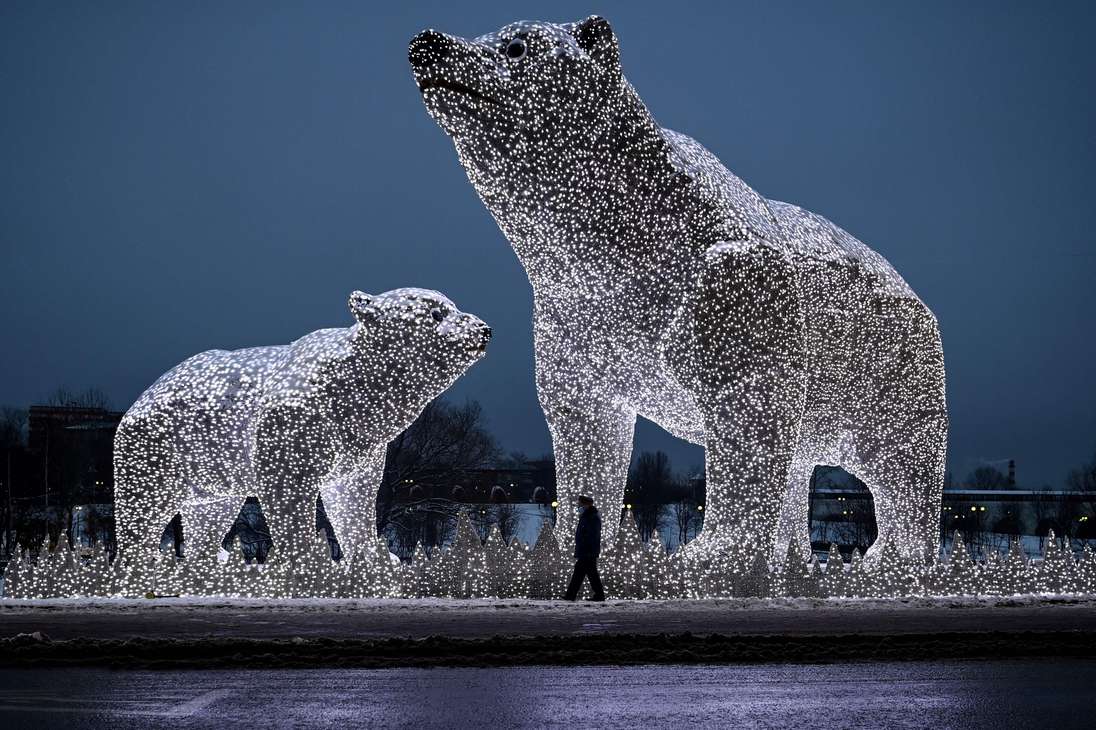 Esculturas de luz de osos polares, en Moscú, Rusia.