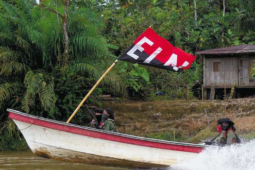 (FILES) In this file photo taken on May 23, 2019, members of the Ernesto Che Guevara front, belonging to the National Liberation Army (ELN) guerrillas,  patrols the river at the jungle, in Choco department in Colombia. The ELN guerrillas announced a ten-day ceasefire on May 16, 2022 to provide "tranquillity" during the first round of Colombia's presidential elections to be held on 29 May. (Photo by Raul ARBOLEDA / AFP)
