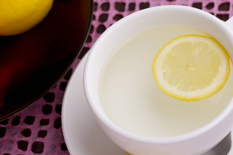 Siete razones por las que deberías tomar agua tibia con limón en ayunas