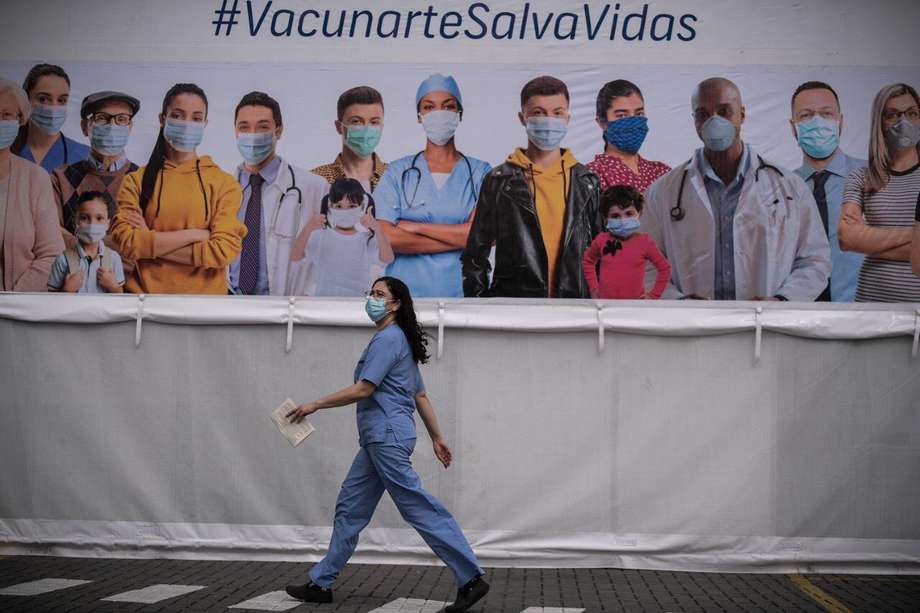Avanza el proceso de vacunación entre tropiezos en Colombia. Se han reportado aglomeraciones y se analiza un lote de vacunas que pudo afectarse por cambios en la temperatura.