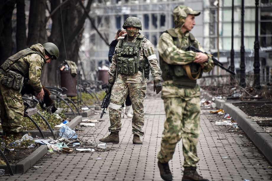 Soldados rusos caminan por una calle en Mariúpol el 12 de abril de 2022.
