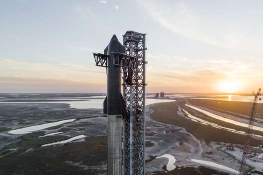 La nave Starship ya se encuentra en la torre de lanzamiento en Texas, Estados Unidos.
