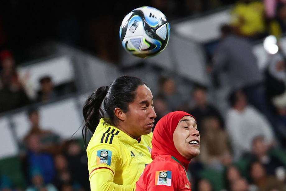 Mayra Ramírez (izq.) disputa un balón con Nouhaila Benzina.