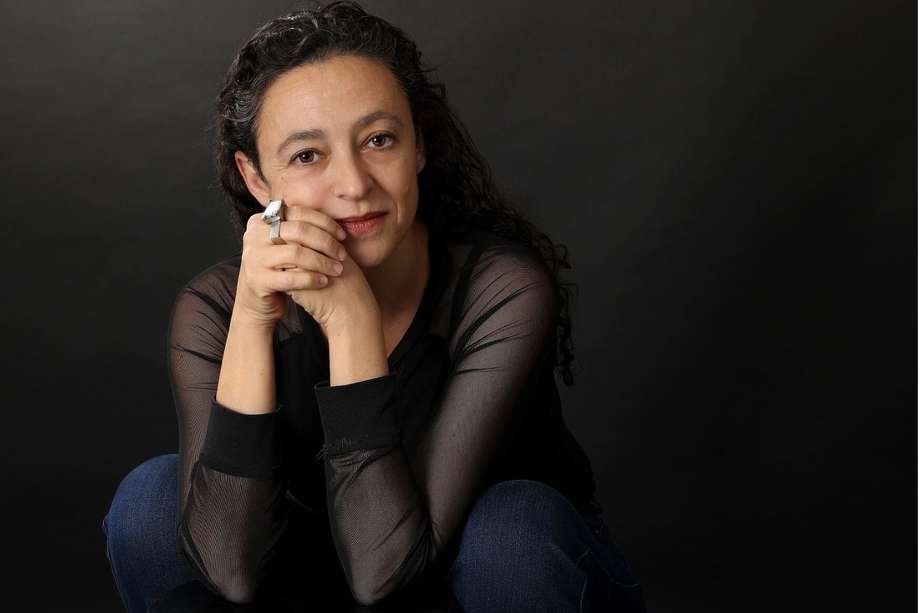 Lina Meruane es una escritora chilena nacida en Santiago en 1970. Ha sido galardonada con premios literarios como el Premio Anna Seghers y el Premio Sor Juana Inés de la Cruz. 