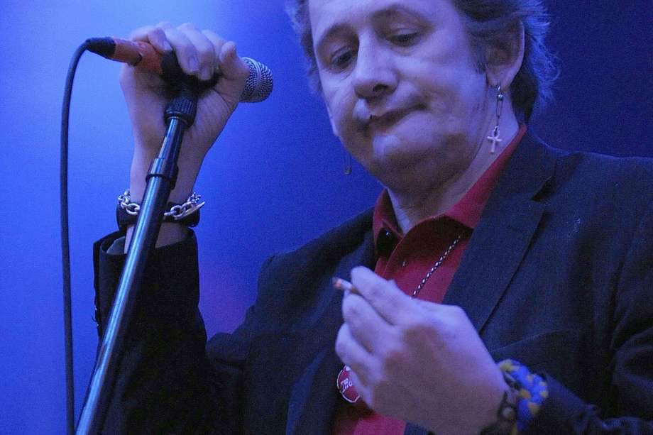 El cantante Shane MacGowan de la banda de folk punk The Pogues actúa en el escenario durante un concierto en Forestglade en Wiesen, Austria.